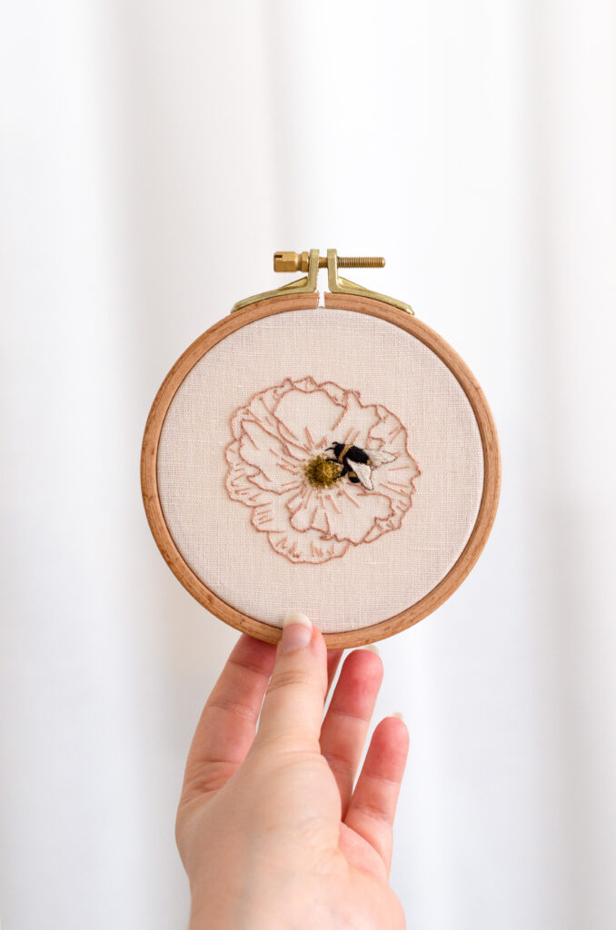 Modèle de broderie à la main abeille